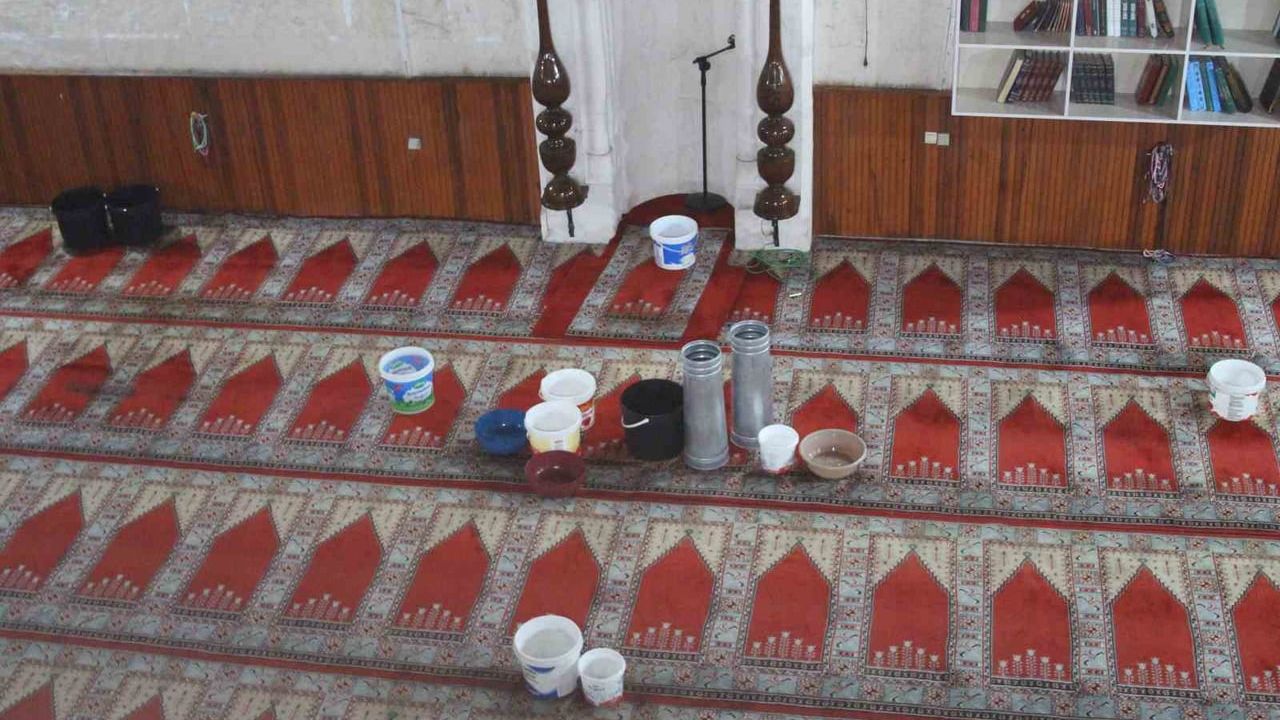 Adana'da 201 yıllık Memiş Paşa Camii'nde çatıdan su akışı — imam kovalarla önlem aldı