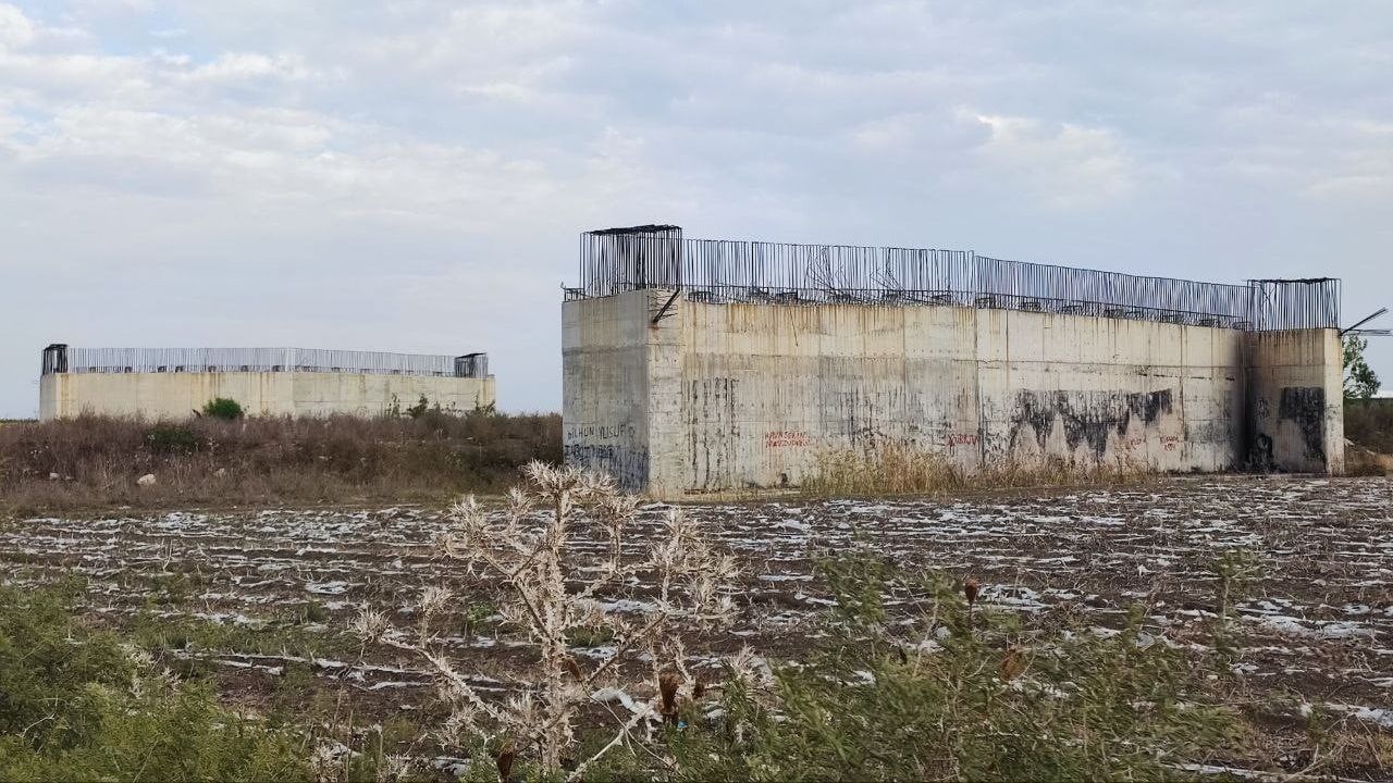 Adana’da 7 yıldır bitmeyen Güney Çevre Yolu köprü ayakları samanlığa döndü