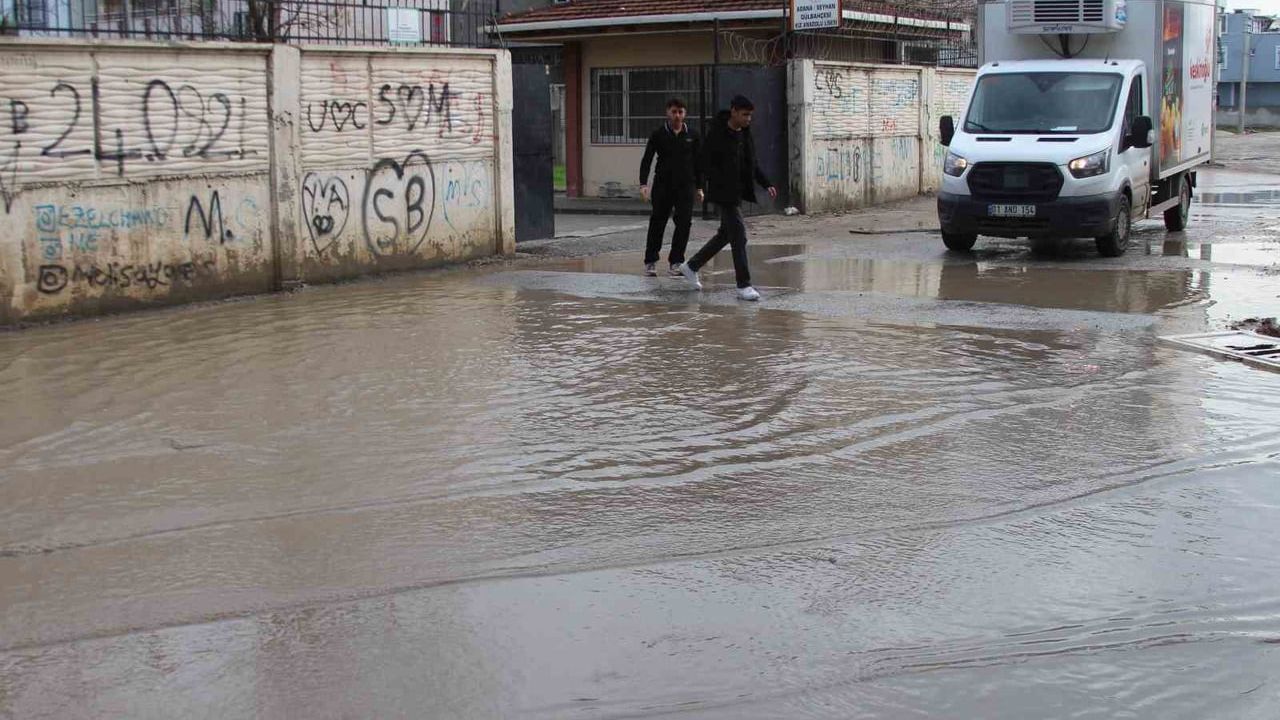 Adana'da altyapı isyanı: Esnaf göle dönen sokakta olta ile tepki gösterdi