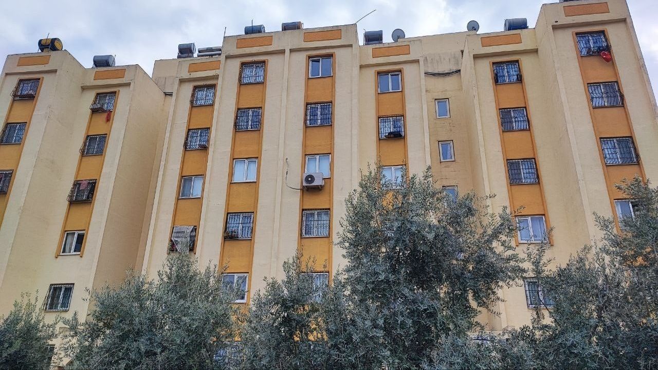 Adana'da asansöre idrarını yapan ve kuş çalan lise öğrencisi tutuklandı