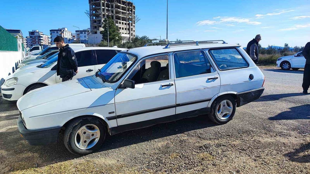 Adana'da aynı otomobil üç kez hırsızların hedefi oldu