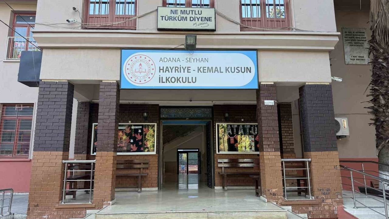 Adana'da babaları tarafından öldürülen Ada ve Mert'in karneleri sınıflarına çiçekle bırakıldı