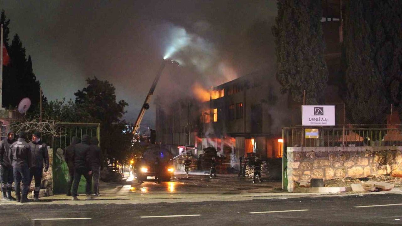 Adana'da Denli A.Ş. fabrikasında yangın: İtfaiye kontrolü sağladı