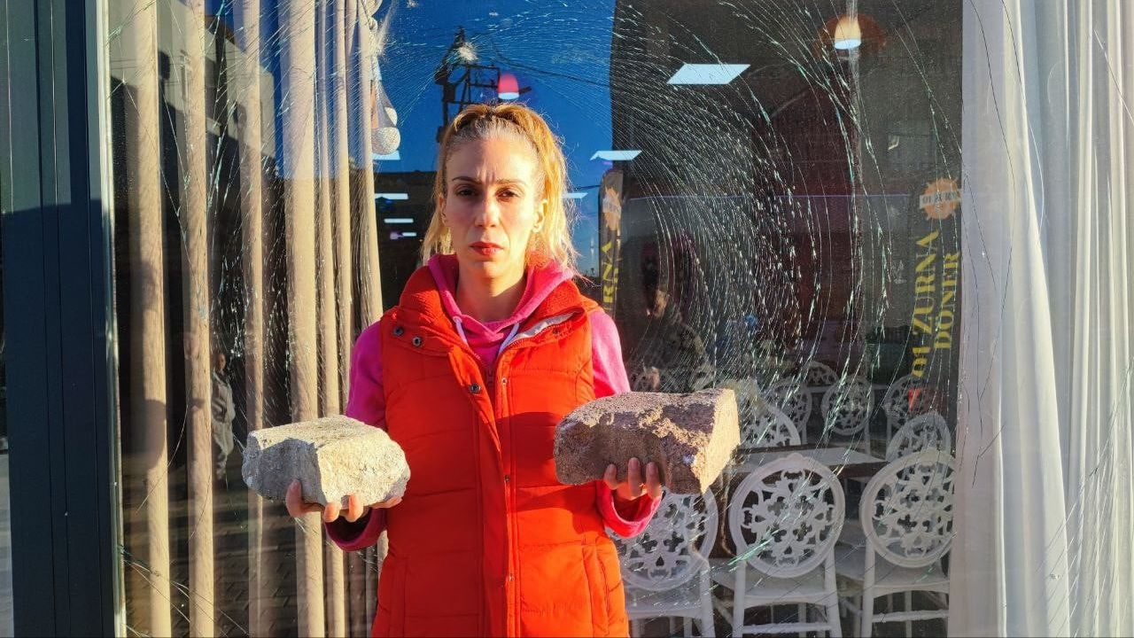 Adana'da iki kız kardeşin düğün organizasyon ofisine yılbaşı gecesi parke taşlı saldırı