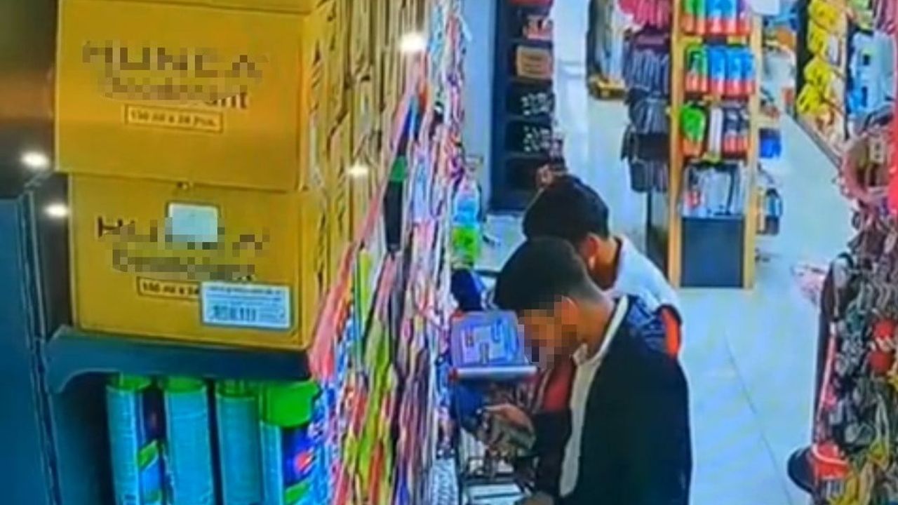 Adana'da iki şüpheli parfümü koklayıp mağazadan çaldı