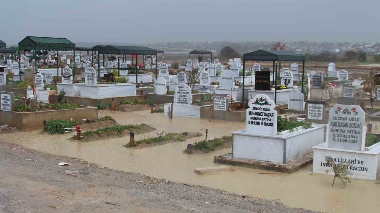 Adana’da kanal taştı — Buruk Mezarlığı sular altında kaldı