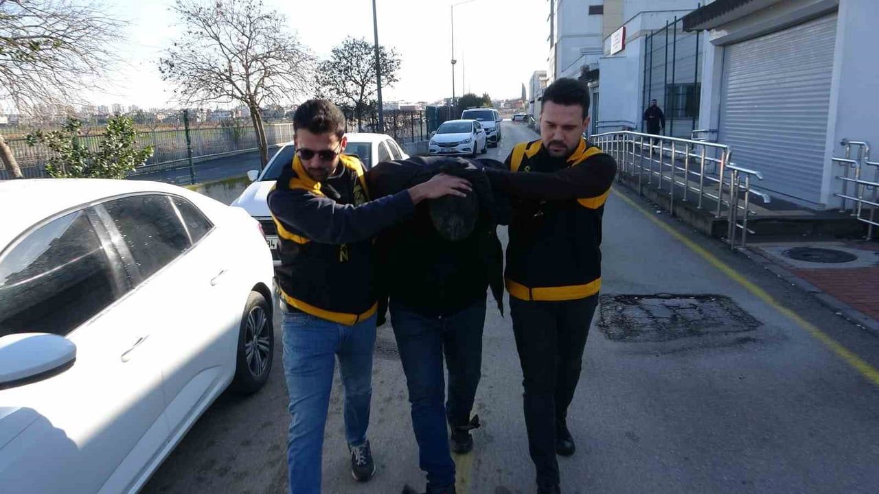 Adana’da kaskla servis aracının camını kıran sürücü adli kontrolle serbest