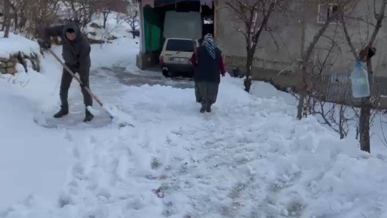 Adana’da köyleri beyaza bürüten kar yağışı