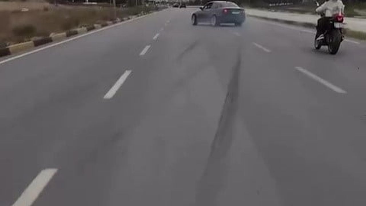 Adana'da lüks otomobil drift yaptı, motosikletli son anda kurtuldu