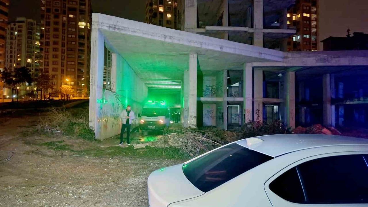 Adana'da metruk binanın bodrumuna düşen kişi yaşamını yitirdi