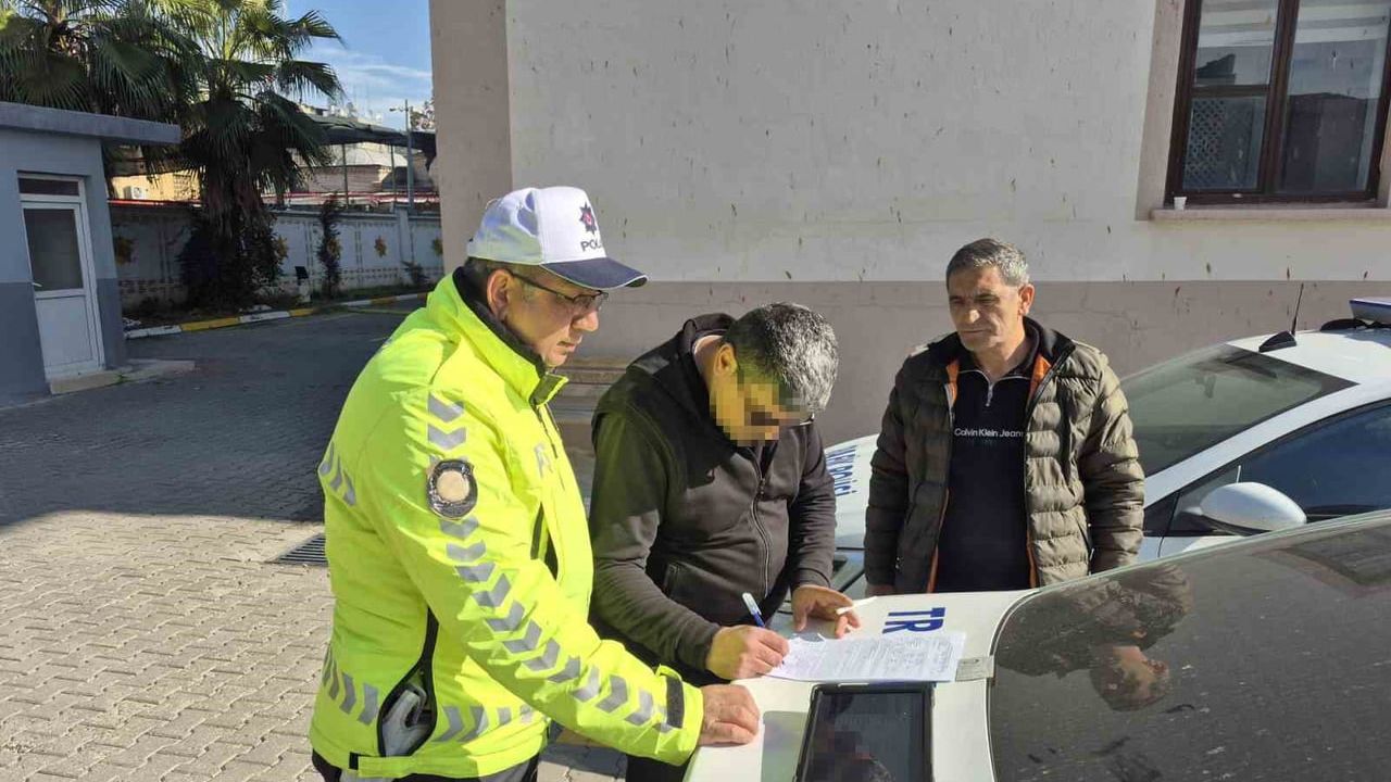 Adana'da motosikletli kaskıyla servis aracının camını kırdı; ehliyete el konuldu