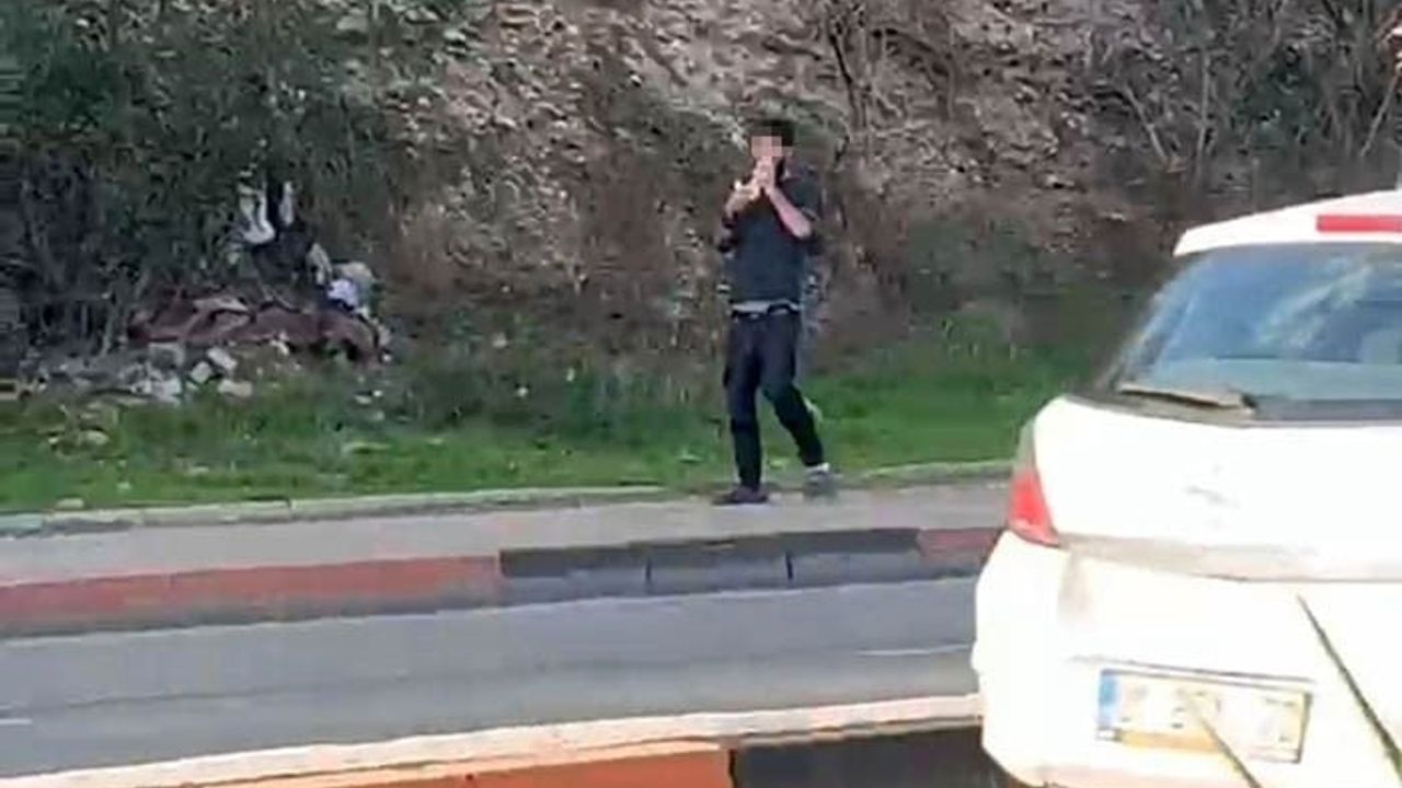 Adana'da Poşetle Uçucu Madde Kullanan Kişi Herkesin Gözleri Önünde