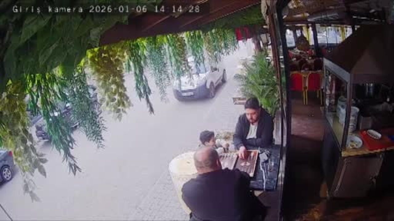 Adana'da restoran klima borusu patladı, müşteriler panikle sokağa kaçtı