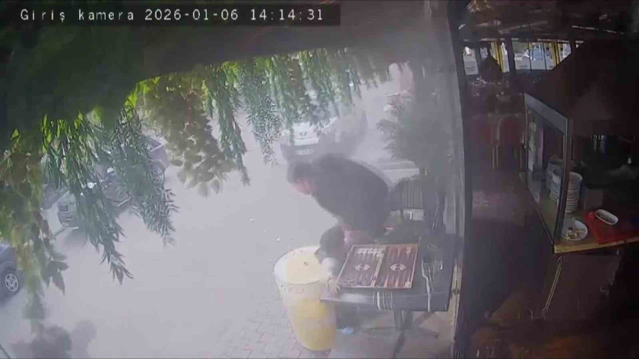 Adana'da restoranda klima dış ünitesi borusu patladı