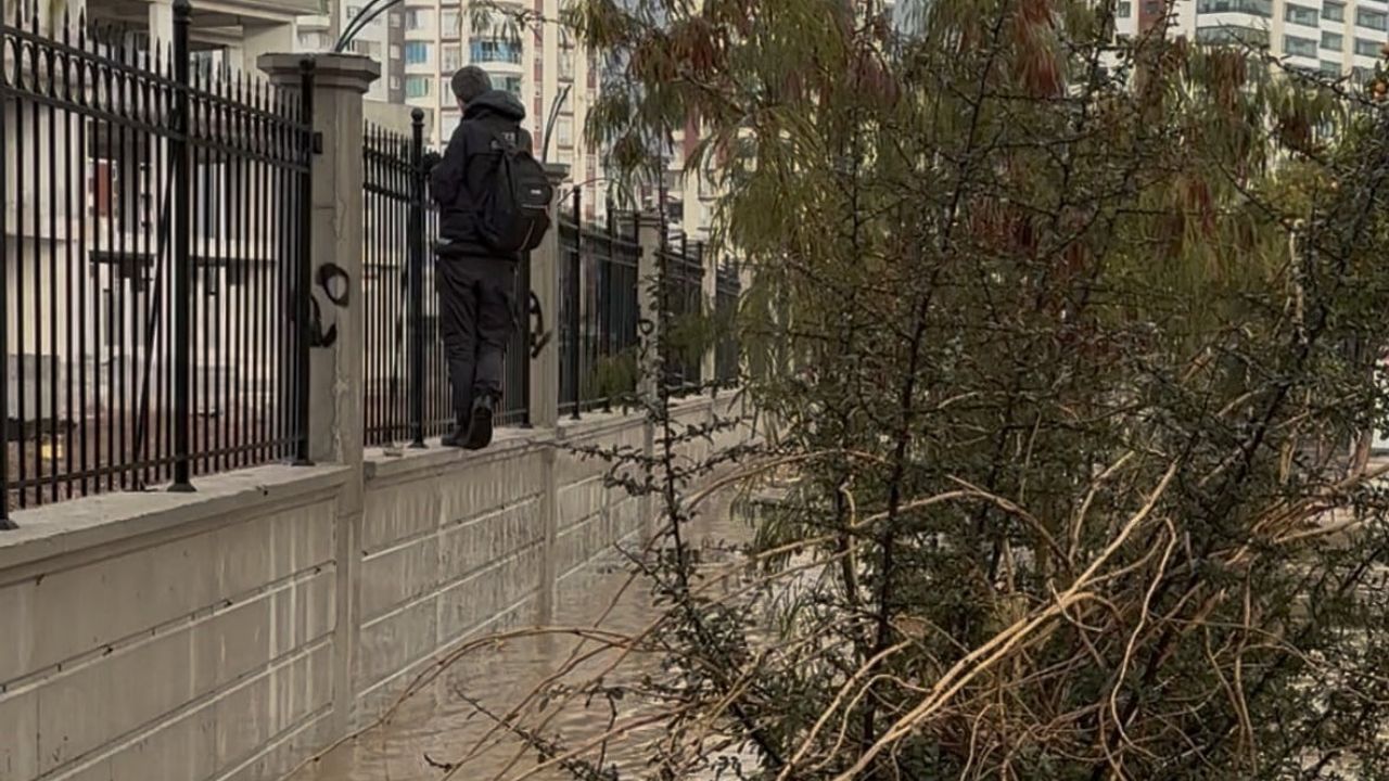 Adana'da Sağanak: Kaldırım Kayboldu, Vatandaş Hastane Duvarından Geçti