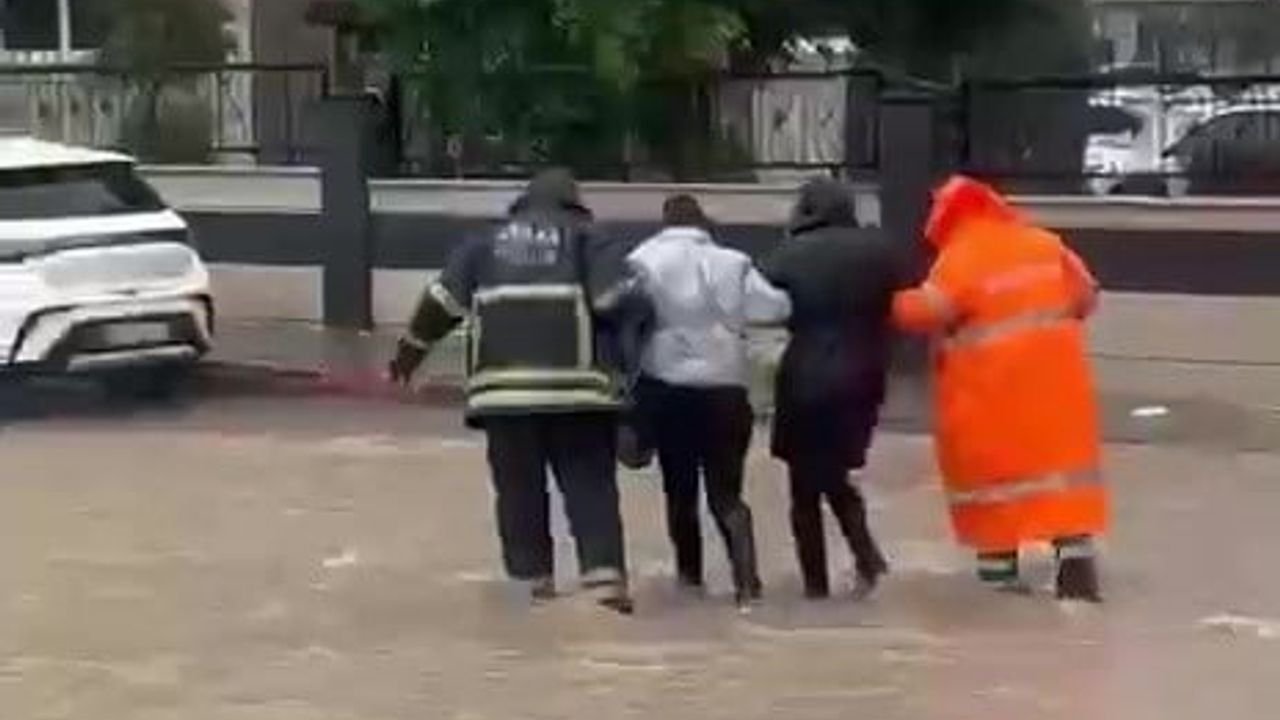 Adana'da Sağanak: Sarıçam'da Suya Gömülen Servis Aracı İtfaiyeyle Kurtarıldı