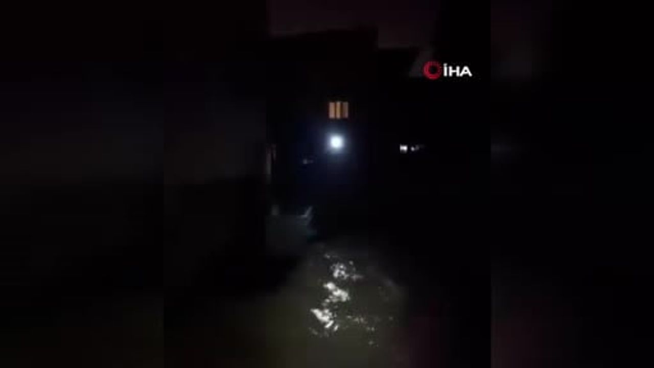 Adana'da sağanak sonrası evlerde mahsur kalan yaşlı ve engelliler kurtarıldı