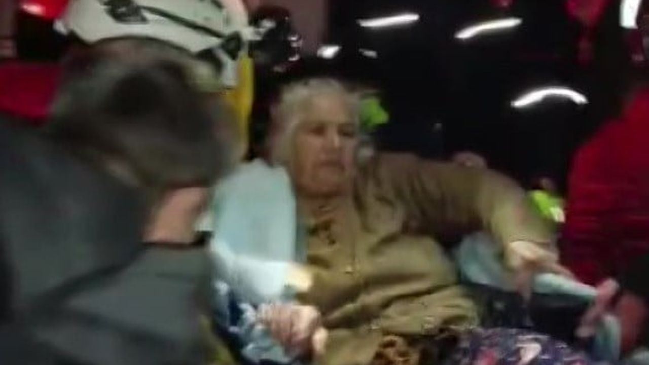 Adana'da sağanak sonrası evlerinde mahsur kalan yaşlı ve engelliler itfaiye tarafından kurtarıldı