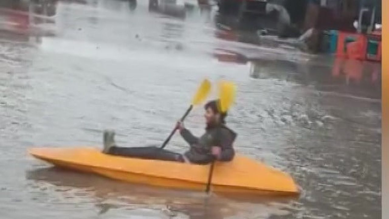 Adana'da sağanak sonrası sokakta kano turu