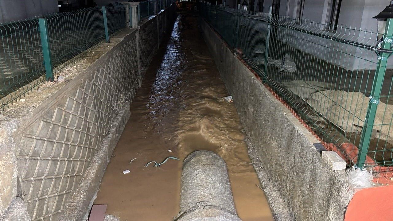 Adana'da sağanak ulaşımı felç etti: Şahintepe'de yollar göle döndü