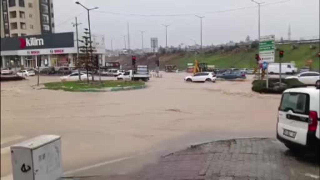 Adana'da sağanak ve hortum: Yollar göle döndü, araçlar mahsur