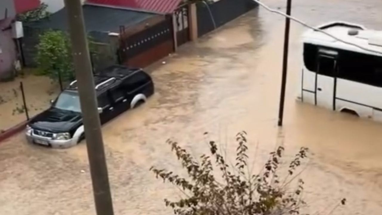 Adana'da sağanak yaşamı felç etti: İtfaiye mahsur kalanları kurtardı