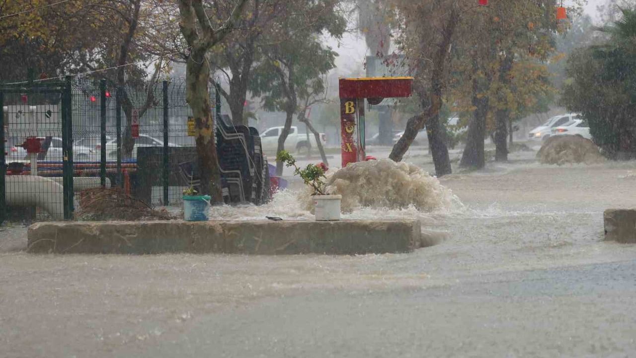 Adana'da sağanak yolları göle çevirdi, apartman bahçeleri sular altında