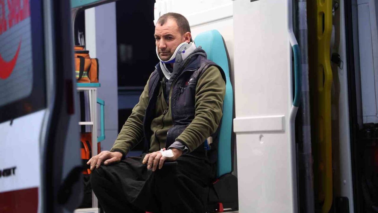 Adana’da servis minibüsü devrildi: 13 işçi yaralandı