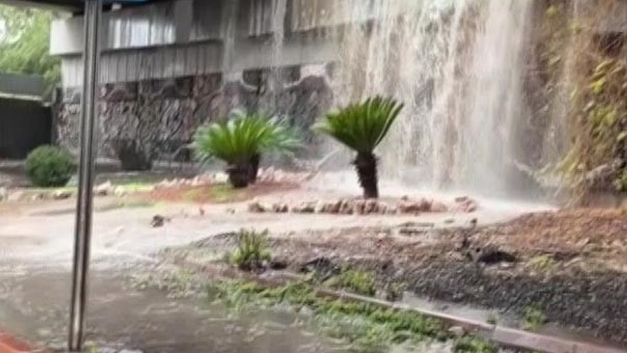 Adana'da şiddetli yağış: Hortum ve su baskınları kenti vurdu