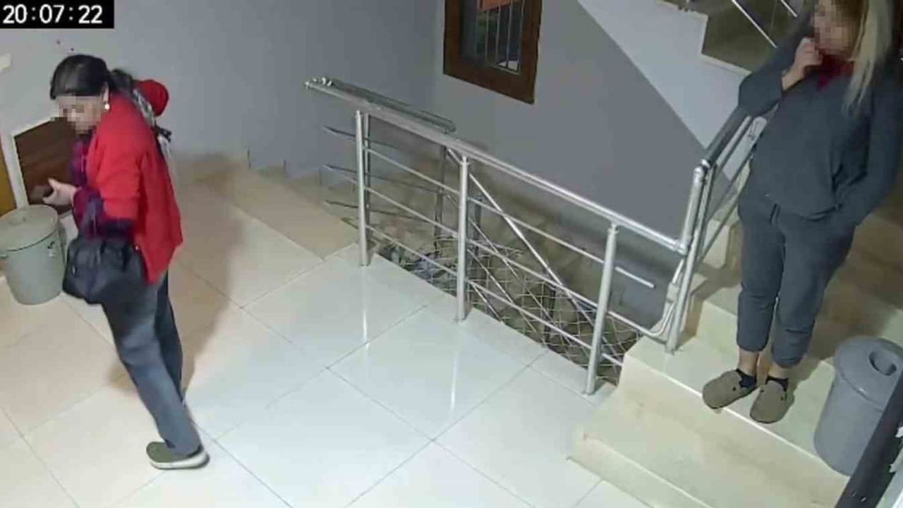 Adana'da sigara içen 2 kadın ayakkabı çalarken kamerada