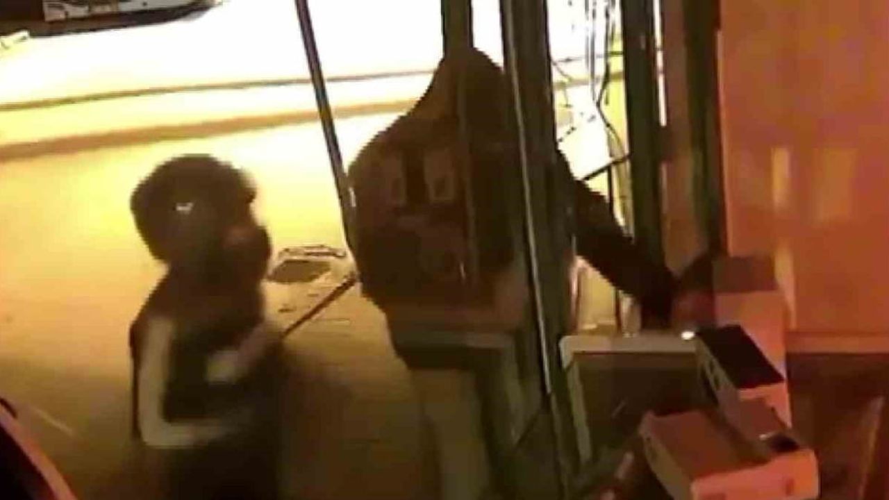 Adana'da telefoncuya parke taşlı soygun — Hırsızlık güvenlik kamerasında