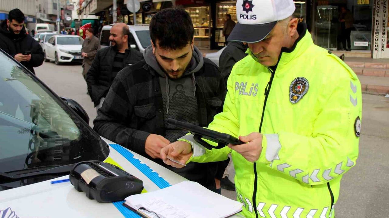 Adana'da toplu taşıma sürücülerine korna denetimi: 28 sürücüye 116.976 TL ceza