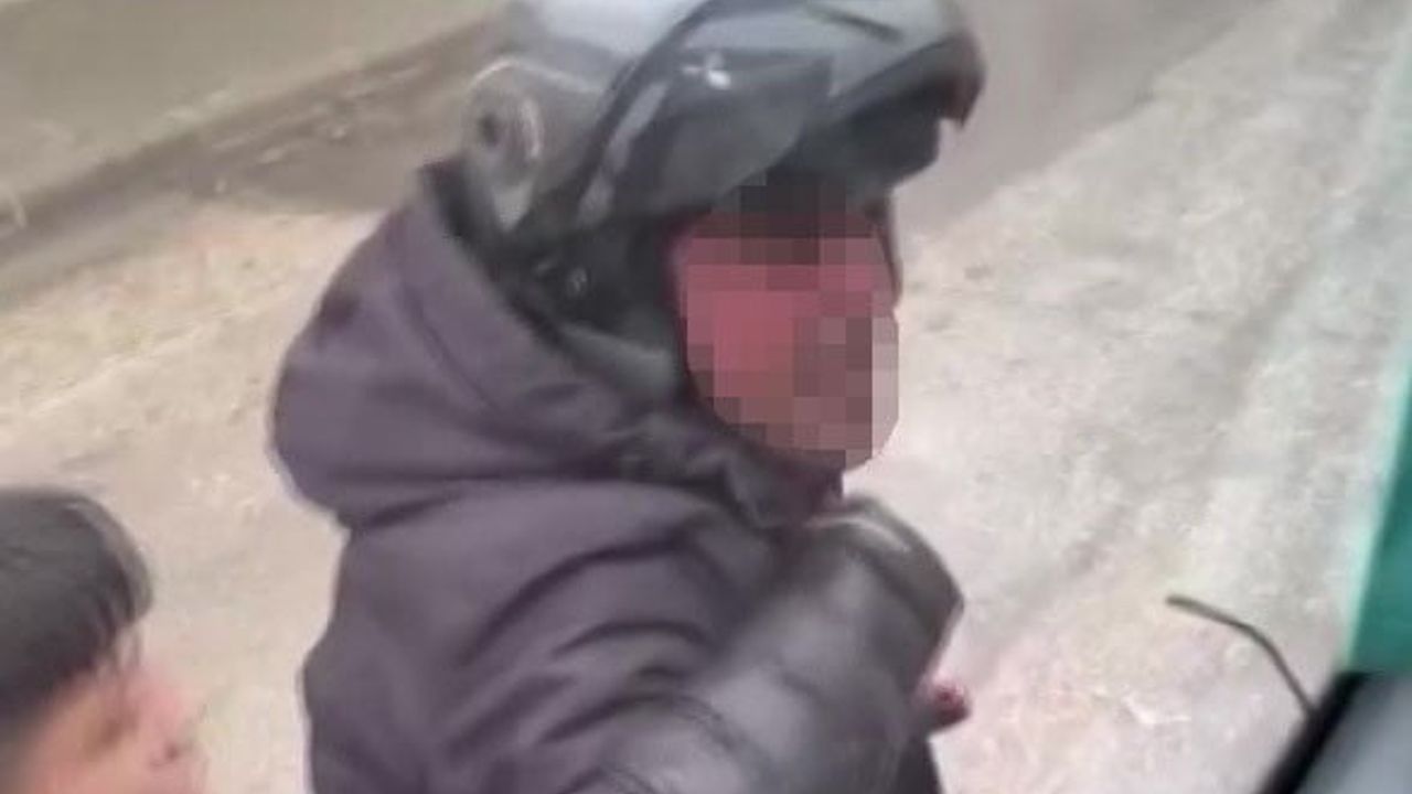 Adana'da trafikte kaskla servis aracının camı kırıldı