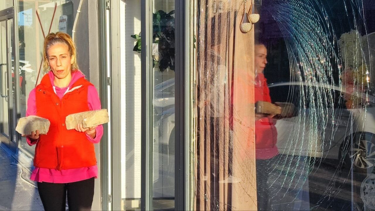 Adana'da yılbaşı gecesi ofise taşlı saldırı: iş yeri sahibi oğluna yaptırmakla suçlanıyor