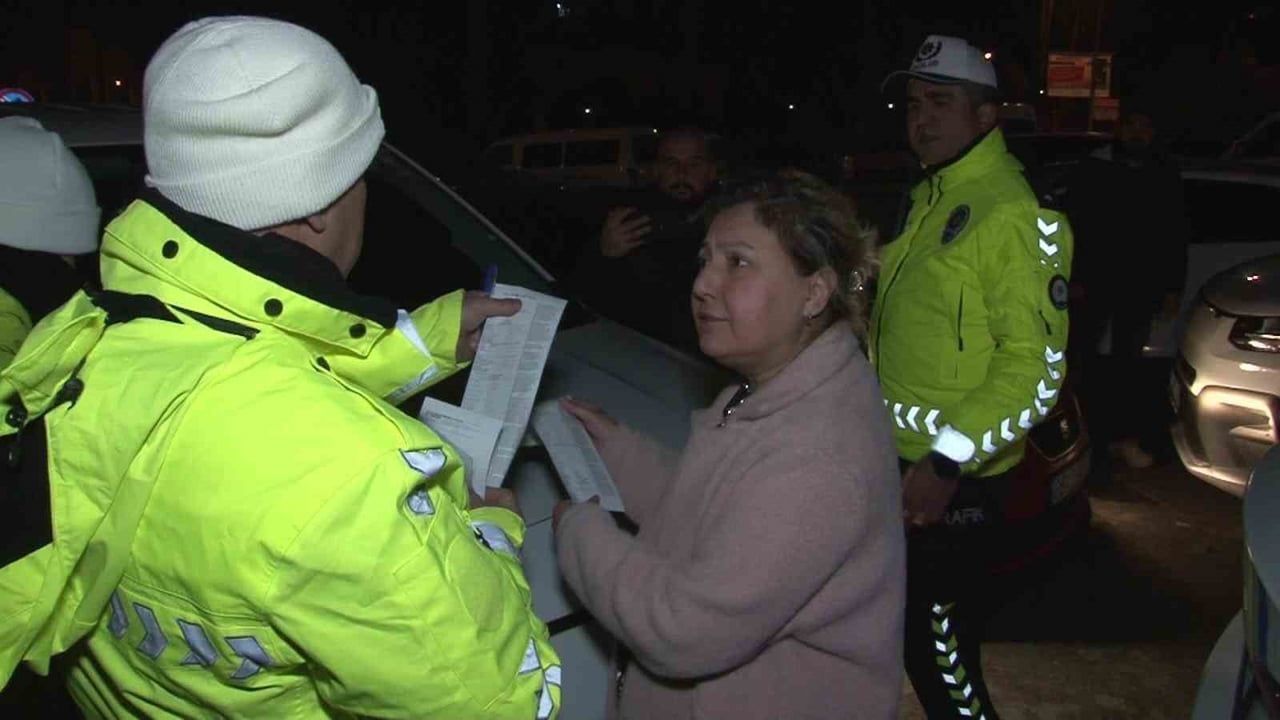 Adana'da yılın ilk dakikalarında alkollü sürücü gazetecinin kamerasına saldırdı