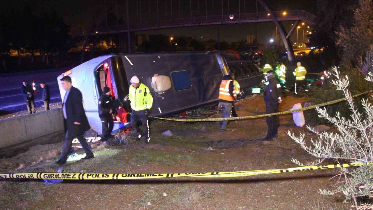 Adana'da yolcu otobüsü beton bariyere çarptı: 8 yaralı