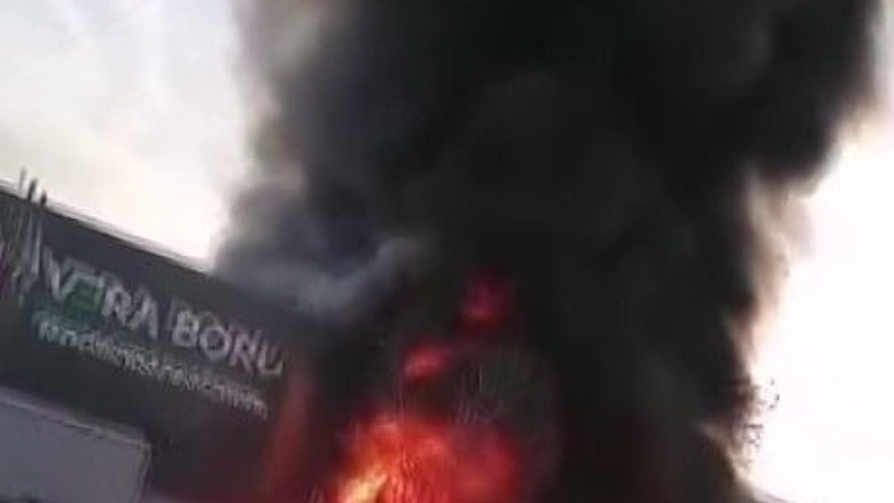 Adana'da Yüreğir'deki plastik tesiste yangın hızla kontrol altına alındı