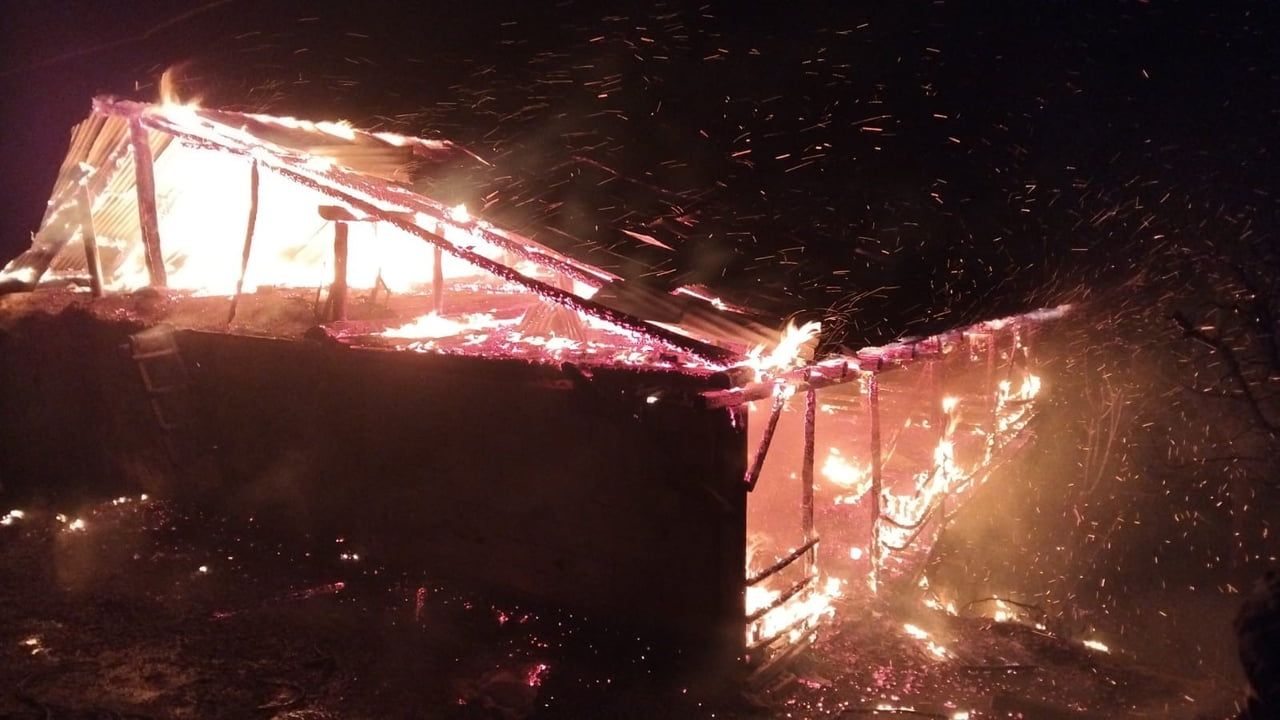 Adana Feke'de ev ve ahır yangını