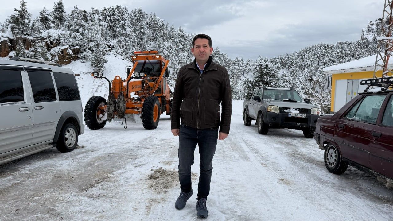 Adana Feke'de karla mücadele: Mahsur kalan araçlar kurtarıldı, vatandaşlara sıcak ikram