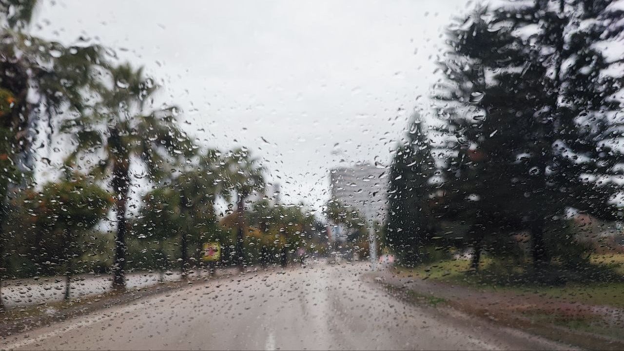 Adana güne yağmurlu başladı — Meteoroloji uyardı