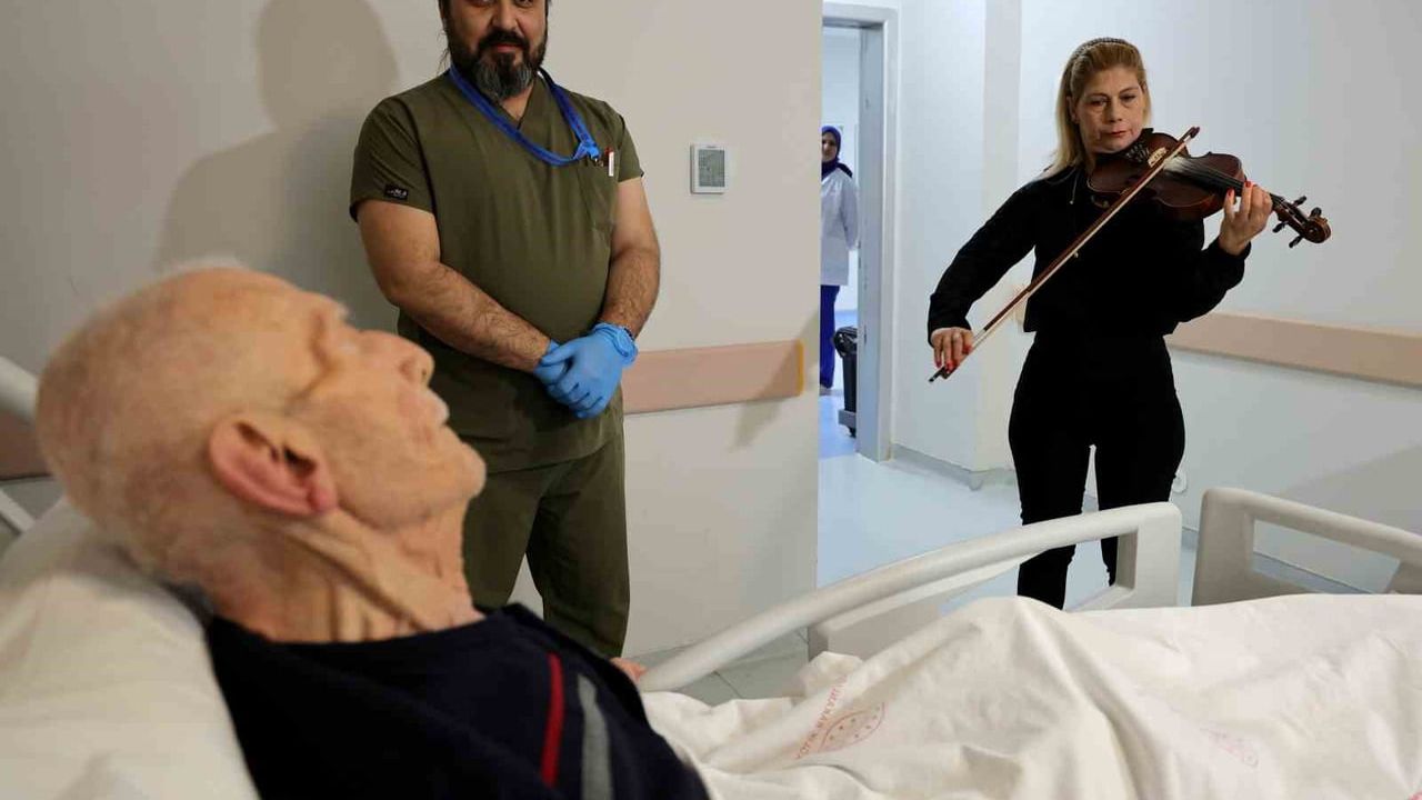 Adana Karşıyaka Devlet Hastanesi'nde palyatif serviste keman ve manevi destek