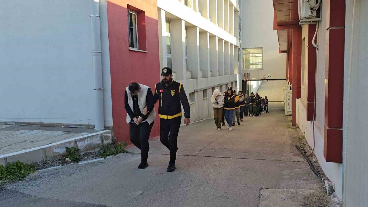 Adana merkezli masaj salonlarına fuhuş operasyonu: 14 tutuklama