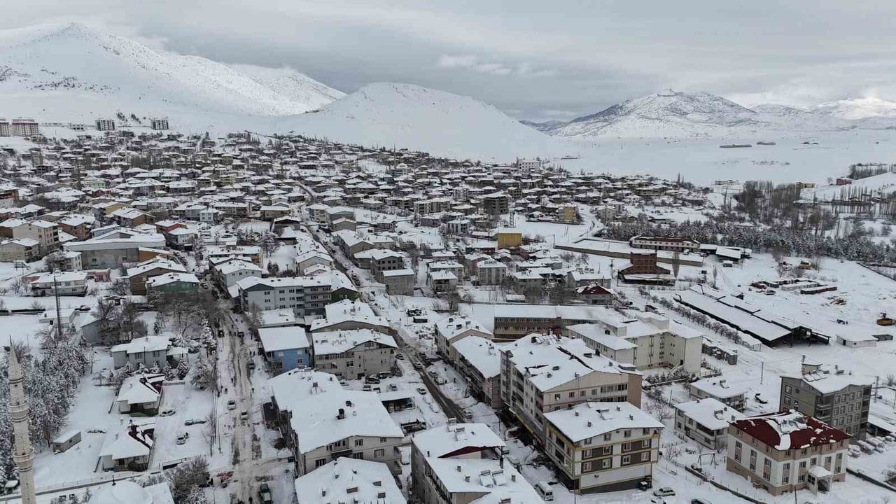 Adana Tufanbeyli beyaza büründü: İki günlük kar örtüsü