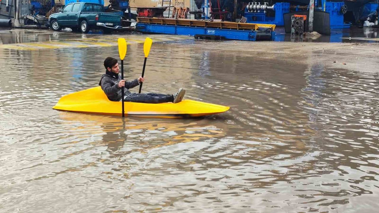 Adana Yeşiloba'da yağmur sanayi sokağını göle çevirdi, işçi kanoyla dolaştı