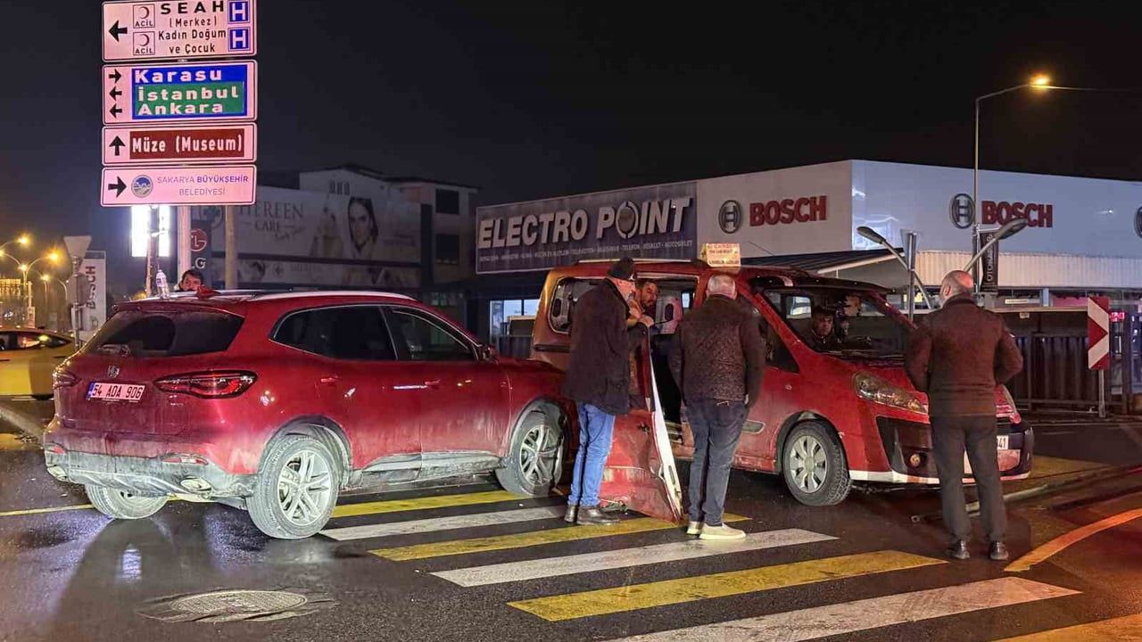 Adapazarı'da SUV ile toplu taşıma aracı çarpıştı: 5 yaralı