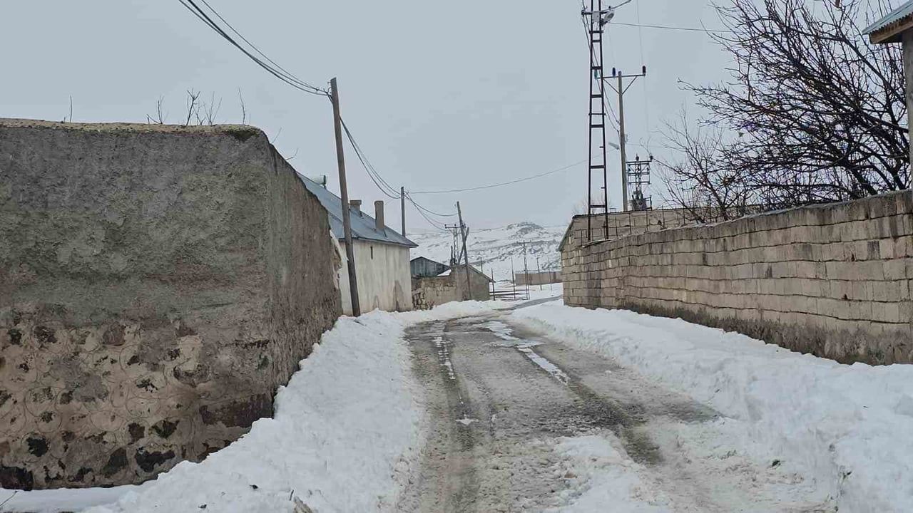 Adilcevaz'da kar ve buzlanma yolları aksattı