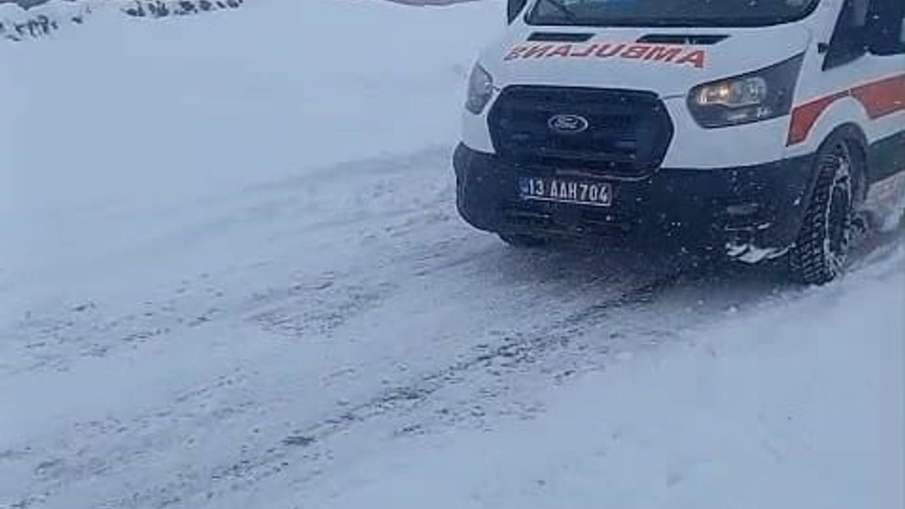 Adilcevaz'da karayolları ekipleri ambulansa ulaşamayan hastayı yetiştirdi