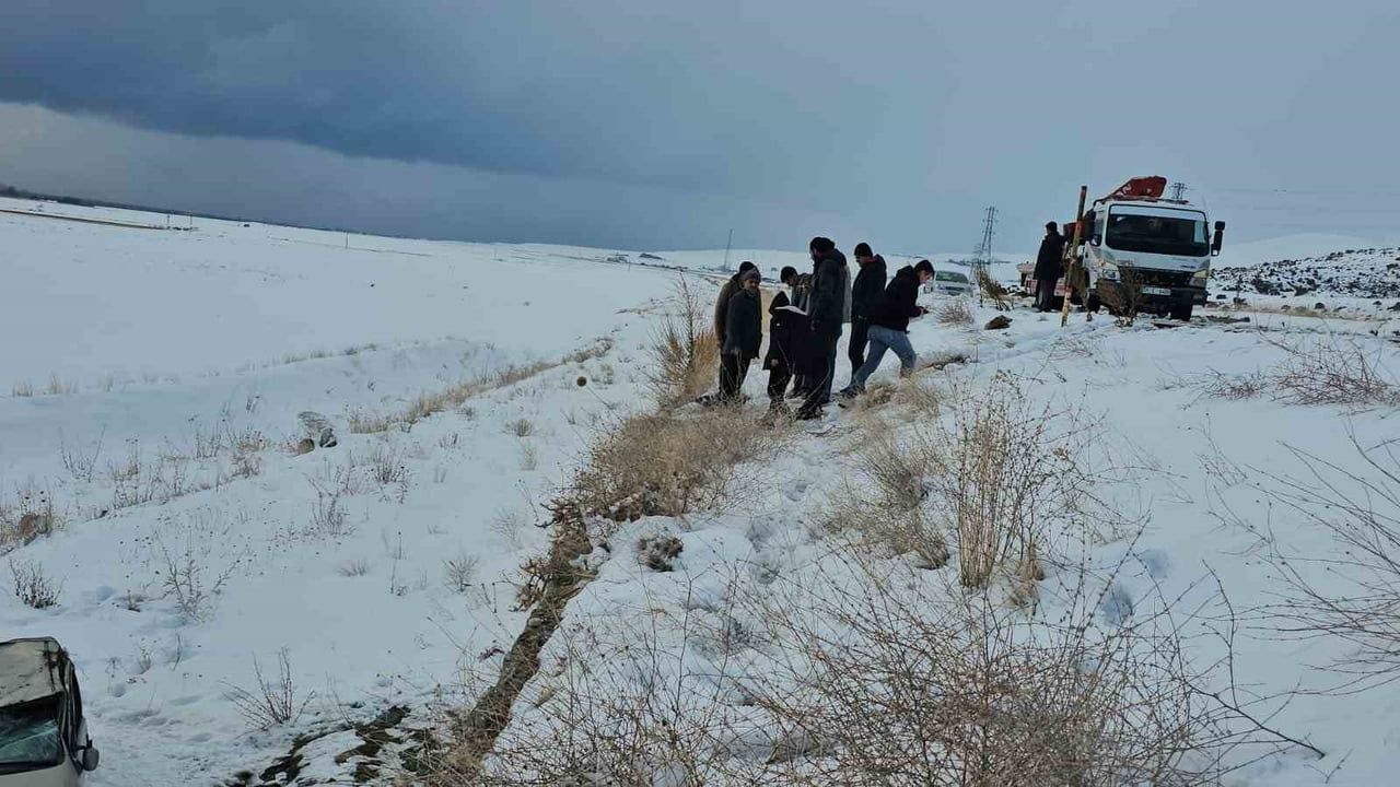 Adilcevaz'da otomobil takla attı: 5 kişi yaralandı