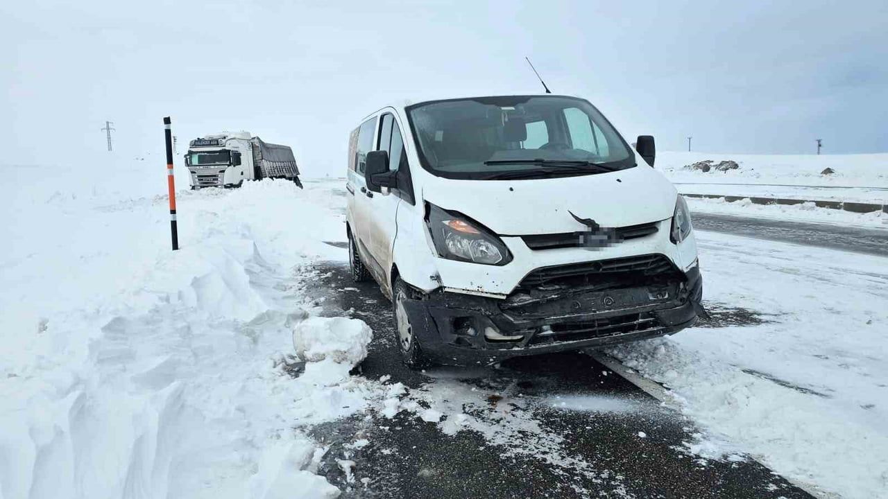 Adilcevaz'da yoğun buzlanma ve fırtına trafik kazalarına yol açtı