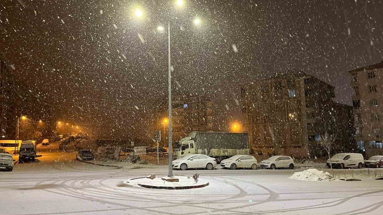 Adıyaman Besni’de kar ve sis ulaşımı zorlaştırdı